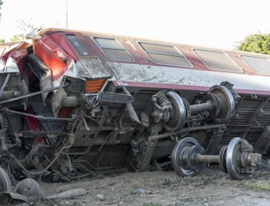 «Βομβαρδισμένο» τοπίο το σημείο του σιδηροδρομικού δυστυχήματος στο Άδενδρο (φωτό)